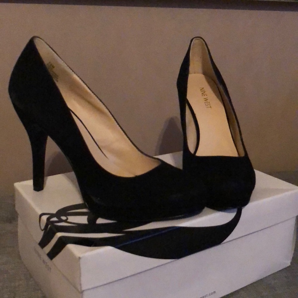 Black suede Nine West pumps